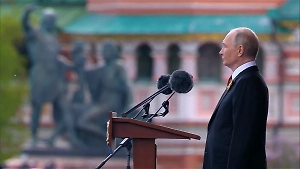 Путин завершил выступление на Параде Победы словами «Слава народу-победителю»