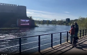 Эстонцам через реку показали трансляцию Парада Победы из Москвы