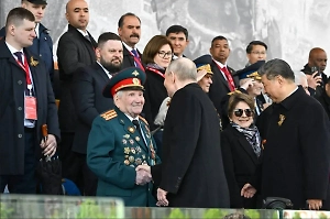 Путин подошёл к каждому ветерану на трибунах Парада Победы и пожал им руки