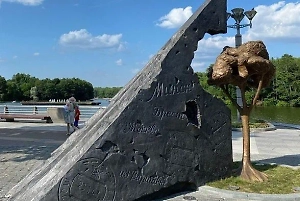 На Поклонной горе представили «народный памятник» из монет, гильз и орденов ВОВ