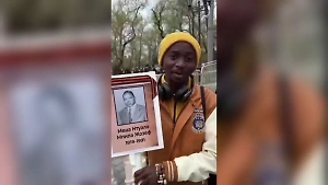 Студент из Конго принял участие в «Бессмертном полку» во Владивостоке. Его дед дошёл до Берлина