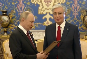 Путин передал Токаеву наградной лист на присвоение его отцу звания Героя СССР