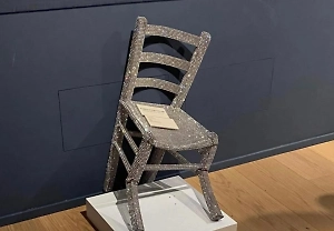 Камера сняла, как турист сломал «стул Ван Гога» с кристаллами Сваровски в музее Вероны