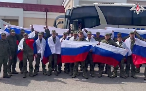 Появилось видео прибытия освобождённых из плена российских военных на родную землю