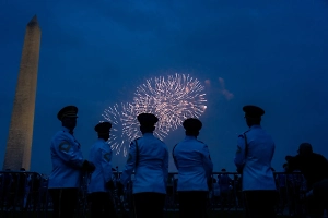 «Золотые рыцари» и марш: Как прошёл военный парад в США в 79-й день рождения Трампа