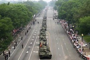 «Неторопливая прогулка и торжественный марш»: На Западе сравнили военные парады в США и России