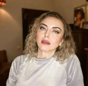 В России традиционно порицали проявление слабости, особенно у мужчин: «Ревёшь как девчонка» — типичное табу. В стрессовых ситуациях организм мобилизуется, подавляя эмоции. Это стало родовой установкой: «Будь сильным». Американцы, не пережившие масштабных потрясений, более расслаблены. На конференциях мужчины там свободно плачут, обнимаются, делают комплименты без подтекста.