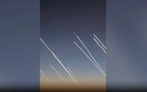 Гиперзвук в иллюминаторе: Пассажир самолёта случайно заснял «удары возмездия» Ирана