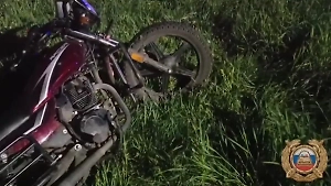 13-летний мотоциклист насмерть сбил девочку под Иркутском и покалечил её подругу