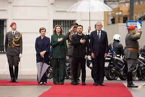 Зеленский бросил жену мокнуть под дождём, кинувшись жать руки президенту Австрии