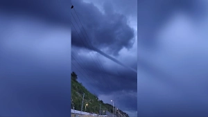 «Его почти потрогать можно»: Гигантский смерч под Краснодаром попал на видео