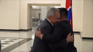 «Очень тепло принимают»: Сергей Шойгу и Ким Чен Ын обнялись при встрече в Пхеньяне