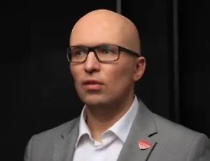 Его симптомы: раздражение, ощущение бессмысленности происходящего, жалобы на всё вокруг (особенно на погоду — самая безопасная тема), и самое главное — внутренний запрет радоваться здесь и сейчас, если обстоятельства не идеальны.