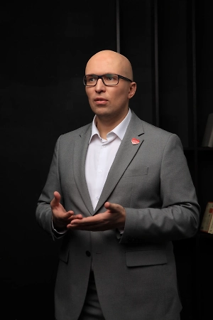 Причины этой фиксации — в детстве. Идеализированное воспитание в Обломовке, где всё происходило само, без усилий и риска. Мир, в котором любили, но не учили действовать. Где не надо было хотеть — всё и так было. Как результат — неспособность к волевому усилию, тревога при любом намёке на выбор и полная неспешность в действиях.