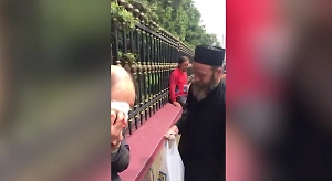 В украинских Черновцах группа мужчин в балаклавах захватила собор УПЦ
