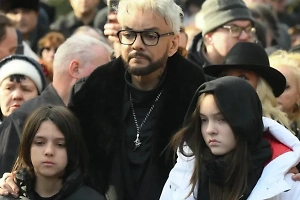 Загоревшийся на сцене Киркоров отправил детей в США