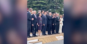Макрон оставил «русский след» на саммите G7, выложив видео с Зеленским под песню «Капибара»