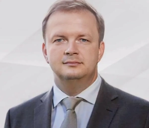 Речь не идёт о тотальных ограничениях переводов добросовестных граждан между собой, когда бабушка или мама переводят дочке или знакомой деньги на шоколадку или в классе родители скидываются на детский утренник. Это не означает, что переводы между друзьями, родственниками или даже по бытовым договорённостям окажутся под автоматическим надзором. Конечно, нет.