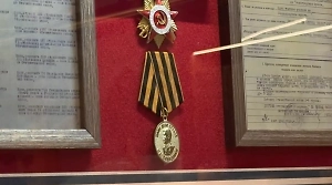 Наградные листы и медали отца Владимира Путина показали на ПМЭФ