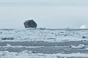 У берегов Канады обнаружен айсберг необычного цвета