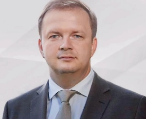 Заявление Эльвиры Набиуллиной о том, что российская экономика сейчас проходит этап выхода из перегрева, представляет собой маркер смены экономического цикла. То, что глава регулятора теперь говорит о выходе из перегрева, можно расценивать как сигнал начала более сбалансированной фазы. Это не означает, что экономика перешла в зону снижения, но темпы роста начинают замедляться. Это также может указывать на то, что ужесточение условий кредитования начало выполнять свою задачу: избыточный спрос сдерживается, производственные звенья получают передышку, а предприятия и домохозяйства адаптируются к новой норме. 