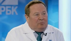 У нас большое количество луж образуется, некоторые продолжают ходить в такую погоду в открытой обуви. Если эта вода собралась вокруг мусорных баков, там, где они стоят, и в неё наступить ногой, то можно много чего получить, принести домой инфекции всякие. Чтобы совсем не простудиться, надо сходить к доктору, перед тем как какие-то процедуры, посмотреть, как дела с организмом, как работает иммунная система, нет ли каких-то хронических болезней, которые могут привести к снижению иммунитета.