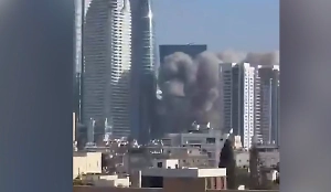 Взрывы и огромные клубы дыма: СМИ сообщают о мощнейшем ударе Ирана по центру Тель-Авива