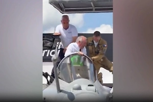 Неловкий момент: Премьер Франции застрял внутри истребителя во время Парижского авиасалона