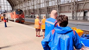 Состав с пассажирами сошедшего с рельсов под Брянском поезда прибыл в Москву
