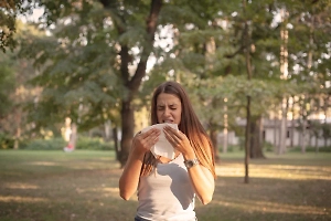 Не то, чем кажется: Терапевт призвала не заниматься самолечением при летней простуде