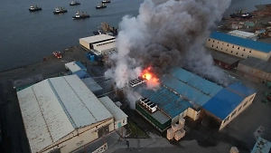 На одном из рыбных комбинатов Камчатки начался крупный пожар