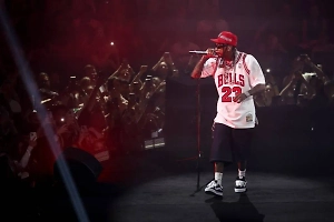 Обезумевшая фанатка пыталась украсть у рэпера Tyga кольцо за 3 миллиона рублей