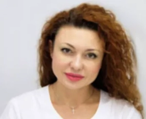 Фотодерматит — это острая аллергическая реакция кожи на воздействие ультрафиолета. Встречается не только в летний жаркий период, но и в горах, где уровень ультрафиолета высок. При этом может появляться сыпь по типу крапивницы с повышением температуры тела и ухудшением общего состояния человека.