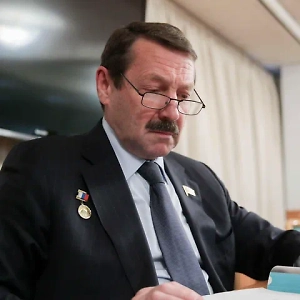 Поэтому я думаю, что мы должны дать какой-то импульс нашим производителям, чтобы они учитывали все потребности российского потребителя — наших русских женщин, расширив линейку одежды с 50 размера. Это не такой большой размер, чтобы его не было. И для мужчин тоже следует расширять. Конечно, есть некие стереотипы и стандарты, которые называются европейскими или азиатскими. На мой взгляд, нужен наш русский стандарт в одежде. У нас женщины всегда с формами красивыми. Нужен русский стиль и русский стандарт. Вот моя позиция