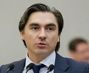 Война идёт за то, чтобы у Зеленского было как можно больше денег. Вот и всё, это единственная задача Зеленского — сохранить жизнь, сохранить власть, как можно больше на этом заработать себе и своей команде. Вот и всё, ни о чём другом речь не идёт. Поэтому все, кто на территории Украины, всё это понимают. Поэтому за эти три года поддержка Зеленского уже практически нулевая. Поддержка войны тоже, как мы видим, сократилась в два раза. Но ещё раз подчеркну — на территории Украины там единицы, кто поддерживает продолжение войны.