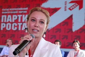 «Мисс мира на коляске» собрала родных на день рождения и сыграла свадьбу-сюрприз с актёром «Триггера»