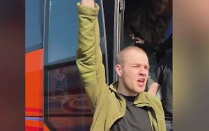 Украинские военные начали зиговать после возвращения из плена