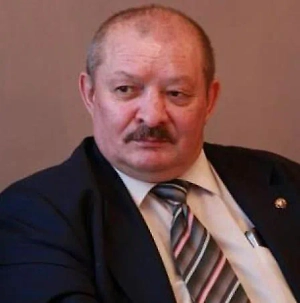 Почему такая большая разница? Я полагаю, что разница заключается в том, что действительно наши потери в десятки раз меньше, чем потери украинской стороны. Украинская сторона ввиду отсутствия боеприпасов, ввиду отсутствия артиллерийских снарядов телами своих солдат пыталась захватить территории.