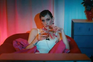 Крови и эротики, как всегда, предостаточно: Российская актриса снялась в клипе солиста Rammstein