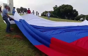 Огромный российский флаг в преддверии 12 июня развернули в Израиле