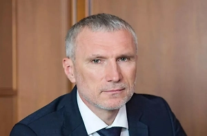 Западные политики и военные говорили об этом вполне открыто — дальнейшую помощь Украине напрямую увязывая со снижением мобилизационного возраста. Война ведь, по их разумению, должна идти до последнего украинца, и несправедливо, если молодёжь всё же выживет. Позиция ясна: деньги и военная техника в обмен на человеческий ресурс.