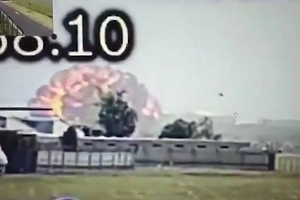 Трагедия за секунды: Момент взлёта и крушения самолёта в Индии попал на видео