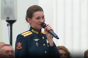 «Родная страна, восхищаюсь тобой»: Участница СВО прочла Путину свой стих
