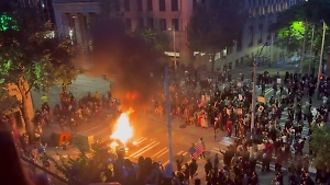 В Вашингтоне местные жители поджигают мусорные баки и запускают в полицию фейерверки