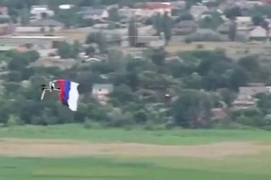 Дерзкий пролёт: Дрон ВС РФ установил российский триколор в оккупированном Киевом Херсоне