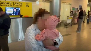 Брошенную матерью в аэропорту Антальи новорождённую вернули в Россию