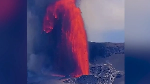 Вулкан Килауэа на Гавайях выбросил мощный стометровый фонтан лавы — видео