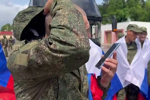 Освобождённый из плена боец ВС РФ не смог сдержать слёз во время звонка родным