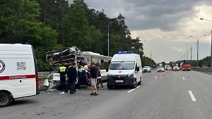 В Подмосковье рейсовый автобус врезался в грузовик на трассе, есть пострадавшие