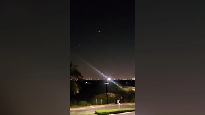 «Смотри! Прямо над нами!»: В Сети появились кадры атаки на Тель-Авив